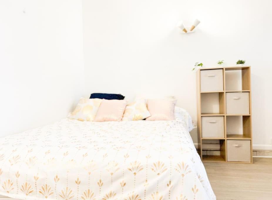 Front De Apartment