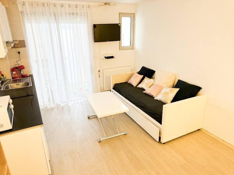 Apartment Front De *