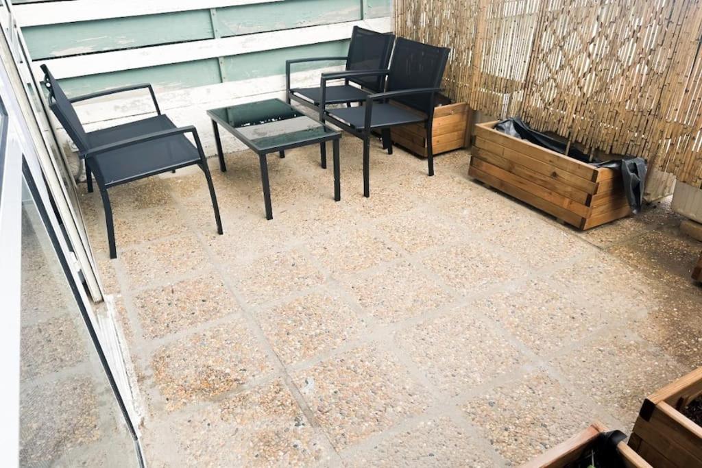 Front De Apartment *